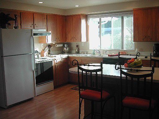 All kitchen appliances stay