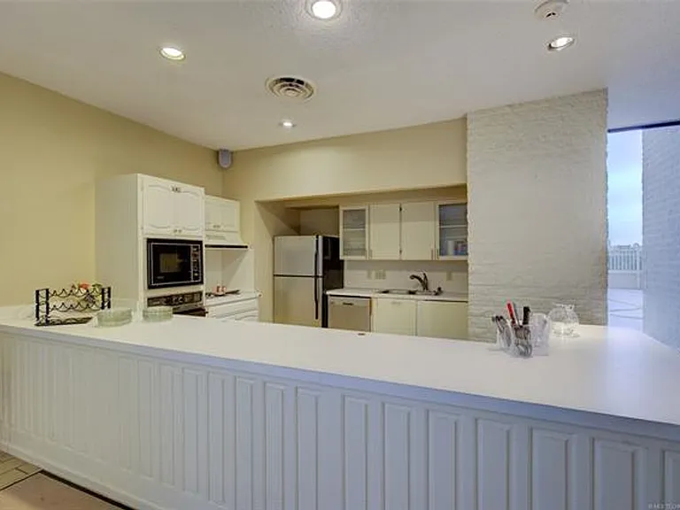 Adorable 2 bed 2 bath in historic Liberty Tower — Photo 32