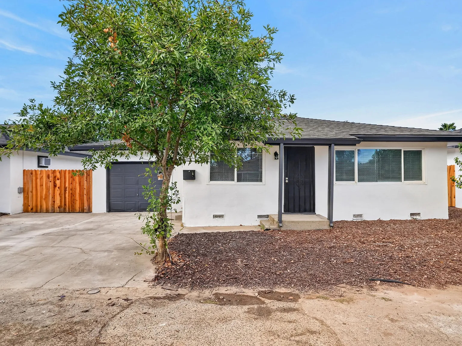 3 bed, 935 sqft, $2,200 — Photo 2