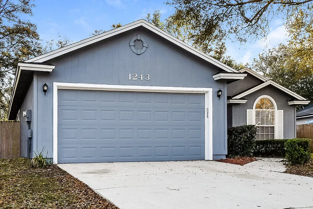 3 bed, 2.0 bath, 1425 sqft, $2,085 — Photo 1
