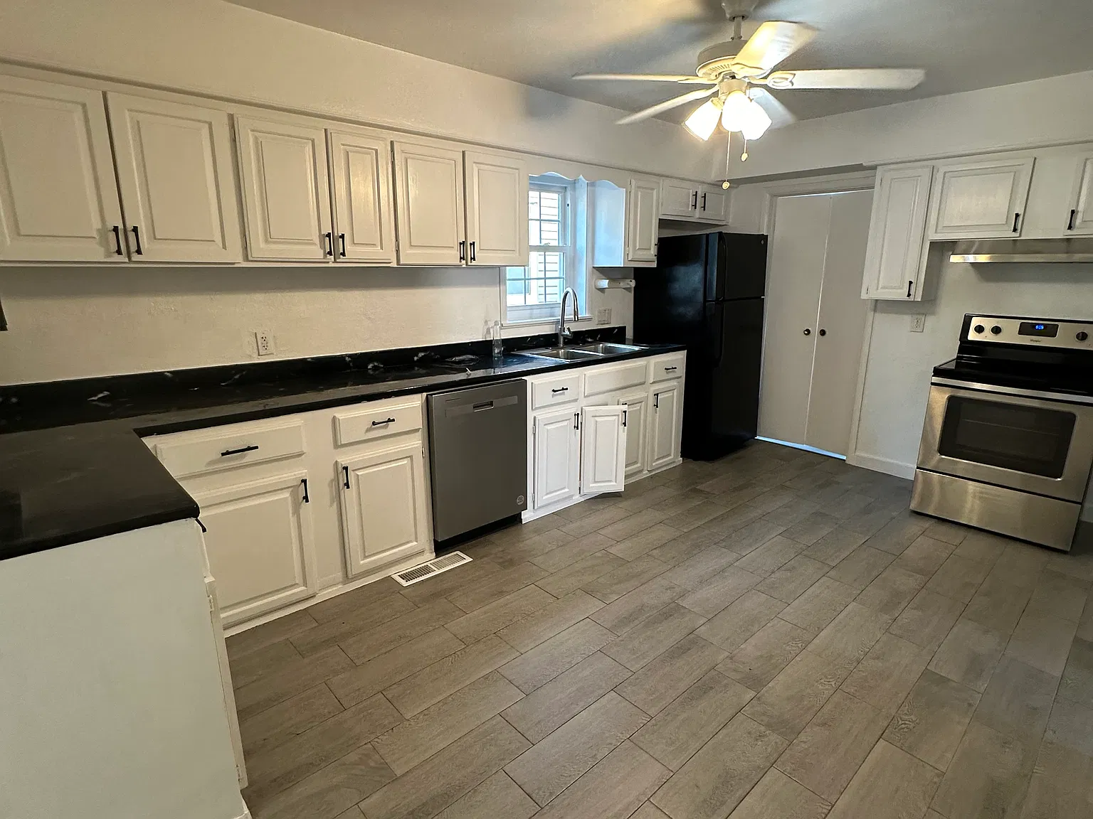 5 bed, 2346 sqft, $1,900 — Photo 3