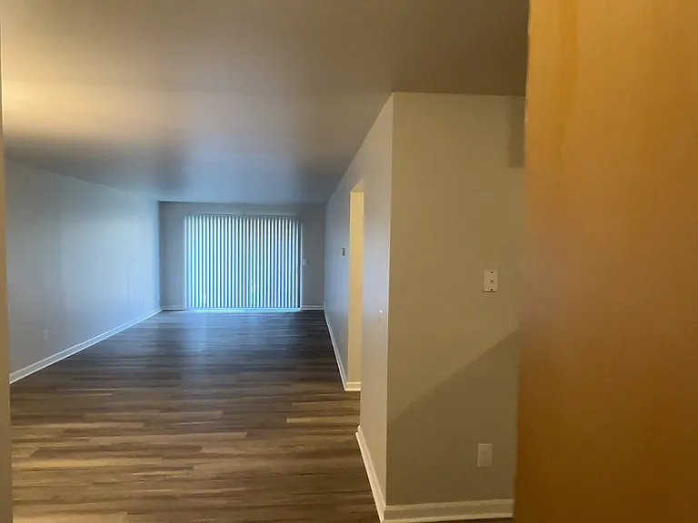 Lakeside Village Apartments — Photo 112