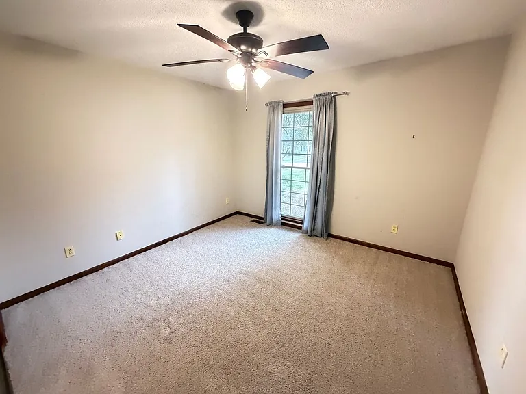 120 Elizabeth St — Photo 16