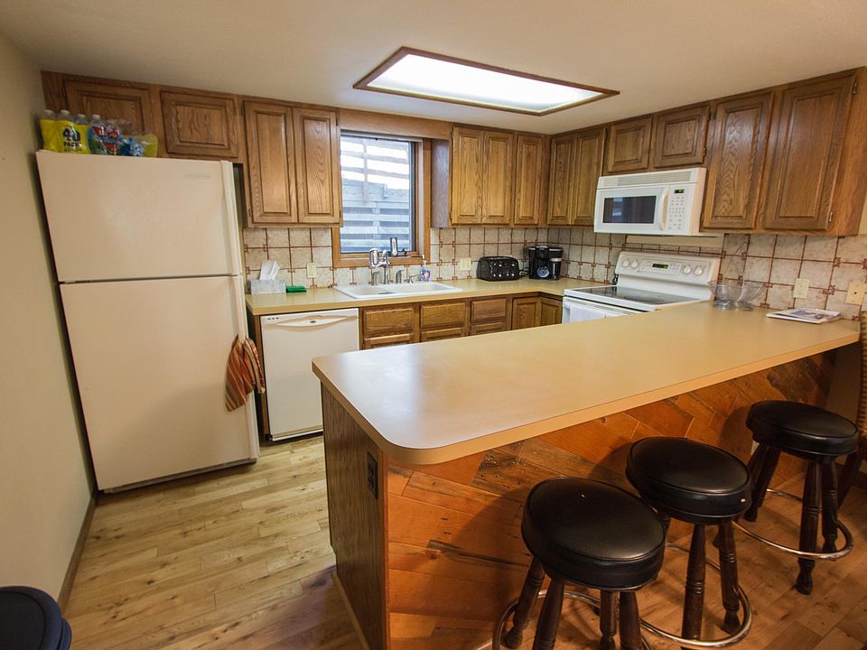 Kitchen, stocked with main amenities and utensils/plates/cups