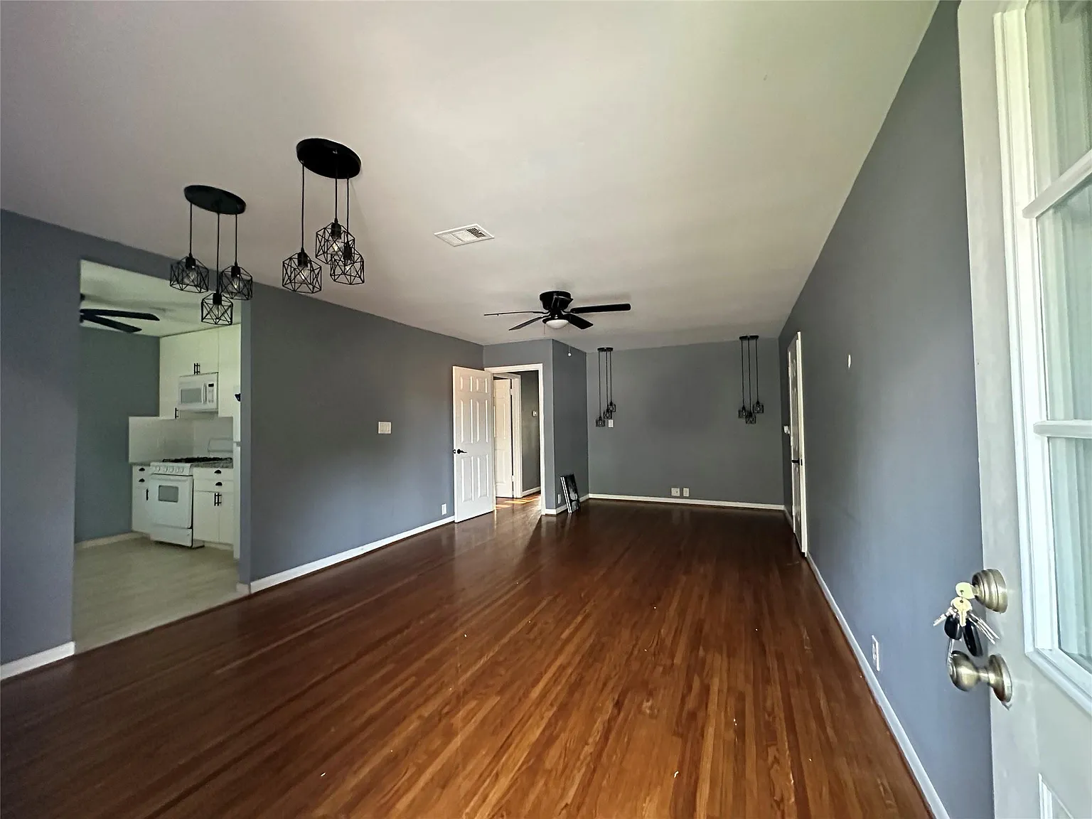 3 bed, 2.0 bath, 1184 sqft, $1,900 — Photo 1