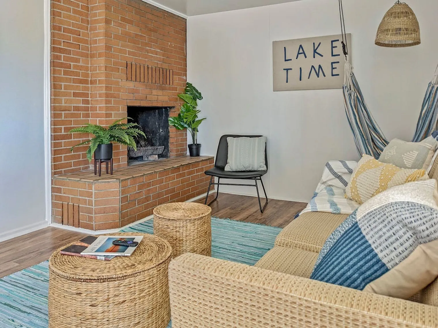 2 bed, 1.0 bath, 699 sqft, $2,078 — Photo 1