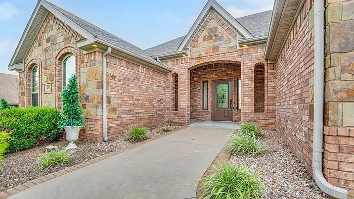 4 bed, 2.5 bath, 2477 sqft, $2,395 — Photo 2