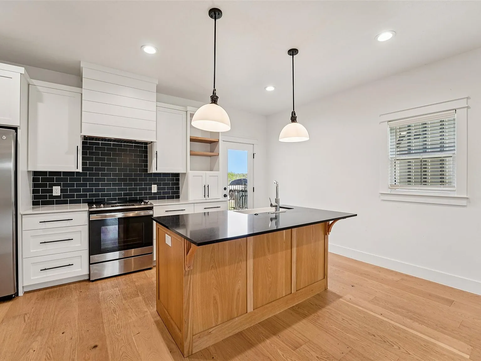 4 bed, 2.5 bath, 2472 sqft, $2,699 — Photo 4