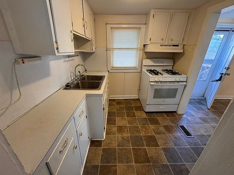 118 W Stephens St — Photo 4