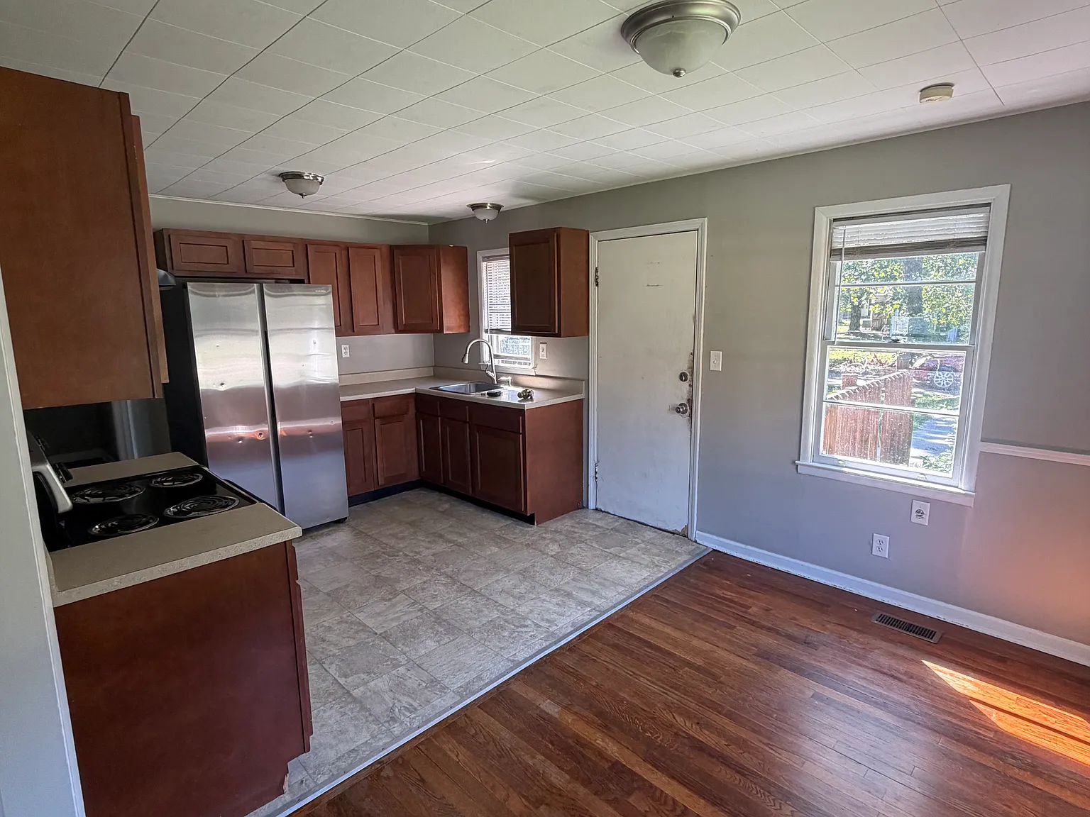 3 bed, 1250 sqft, $1,900 — Photo 2
