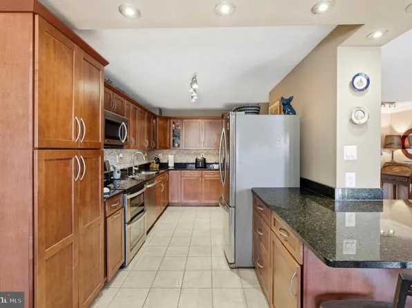203 Yoakum Pkwy APT 410, Alexandria, VA 22304