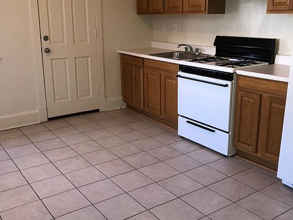 Eat-in kitchen w/ side door to community garden