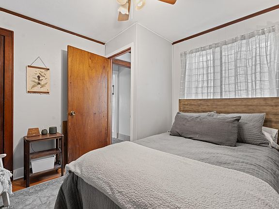 4th image of 201 10th St SE