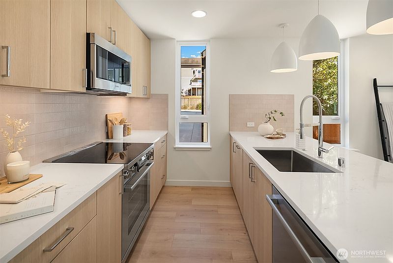 4th image of 2528 30th Avenue W