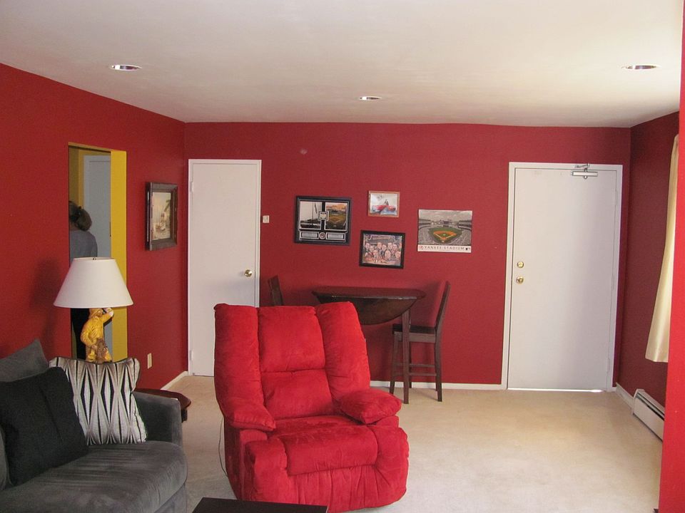 Living/Dining 18'10"x13'4"