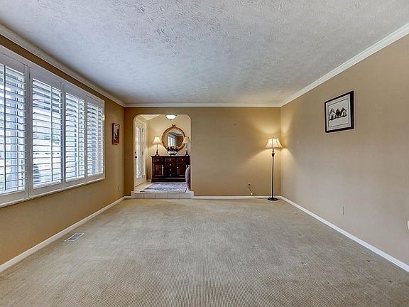 5th image of 802 Stanbridge Dr