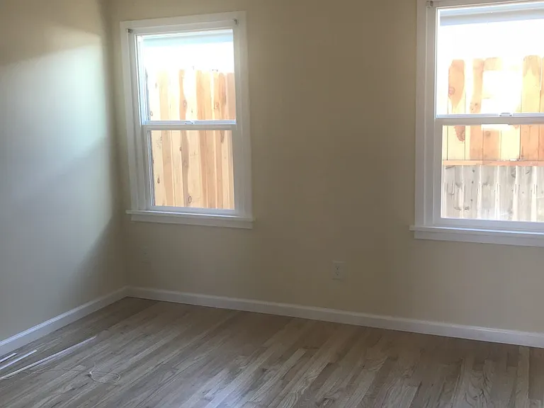 543 Kings Ave — Photo 11