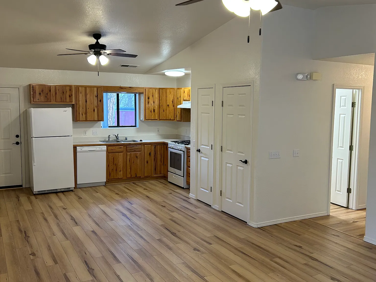 504 Sudderth Dr — Photo 3