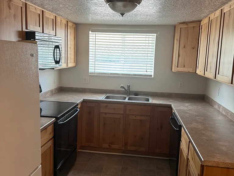 6478 S 2200 W — Photo 2