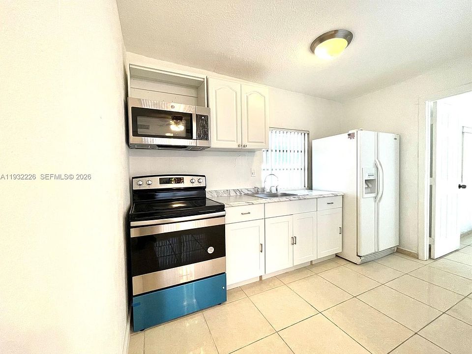 1st image of 310 SW 10th St #310