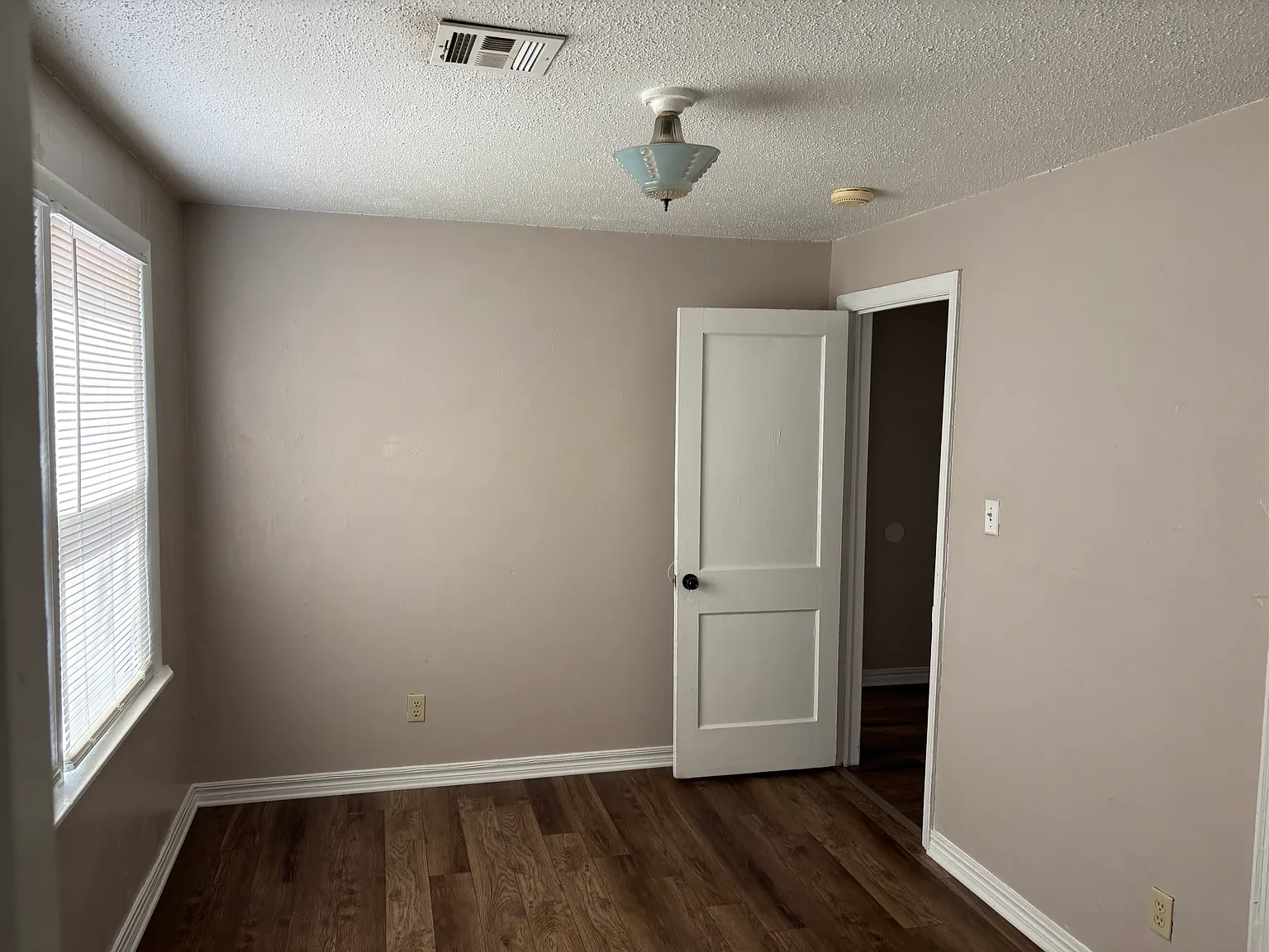 3 bed, 1.5 bath, 1258 sqft, $1,000 — Photo 2