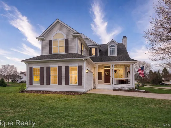 76 Carriage Lane Ct, Oxford, MI 48371