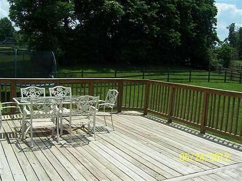 Over 300 Square Foot huge Custom Built Deck with yard access