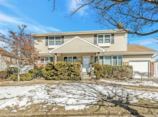 33 Clearwater Dr, Plainview, NY 11803