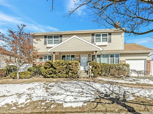 33 Clearwater Drive, Plainview, NY 11803