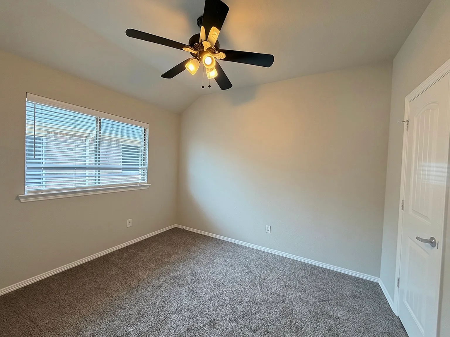 3 bed, 1436 sqft, $2,390 — Photo 4