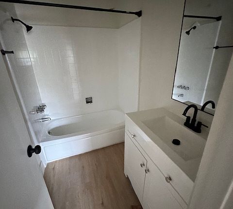 3rd image of 5138 Zelzah Ave #200
