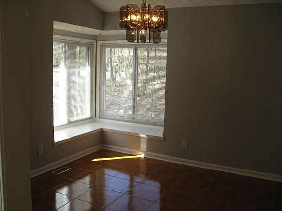 5th image of 211 Emerald Cove Ln