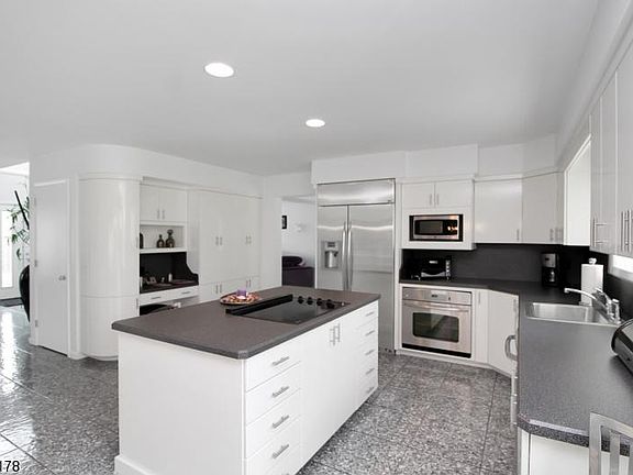 5th image of 11 Woodsedge Ct