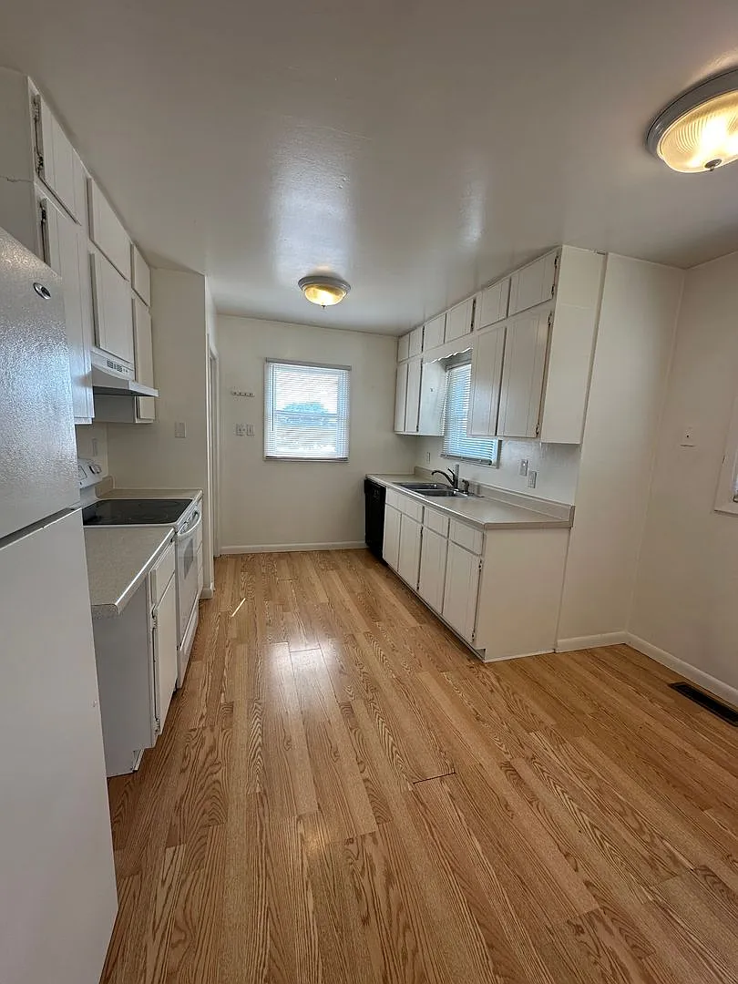 Awesome 4 to 5 bedroom close to everything you need — Photo 3