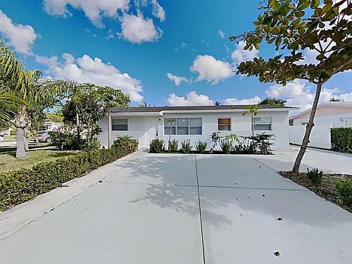 1230 SW 6th Way Photo 1