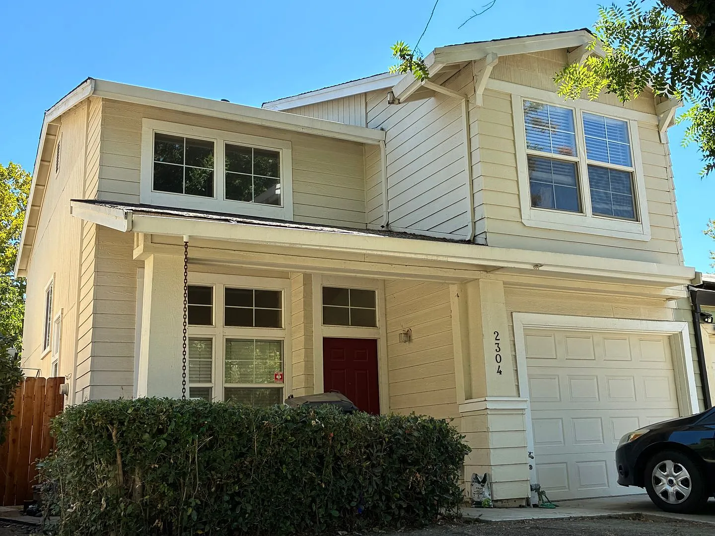Great 3 Bedroom 2.5 Bath Home Available September! — Photo 2