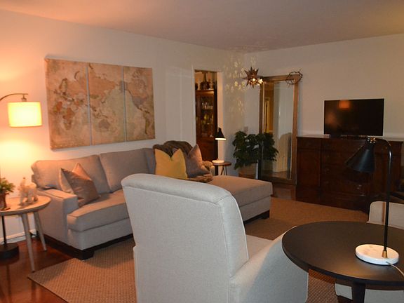 5th image of 2411 W Del Mar Dr