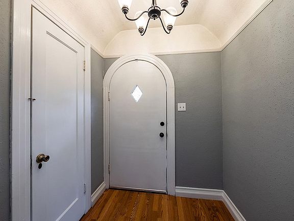 3rd image of 1705 N Thorne Ave