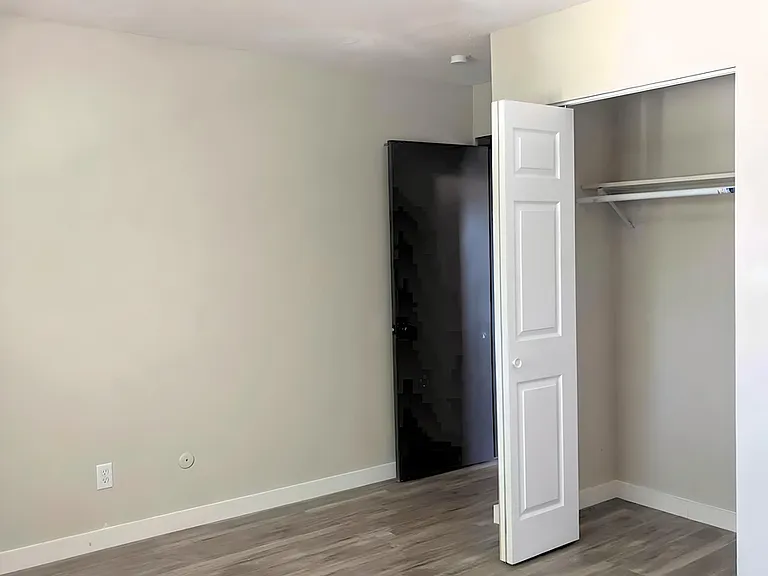 1067 Van Dyke St — Photo 34