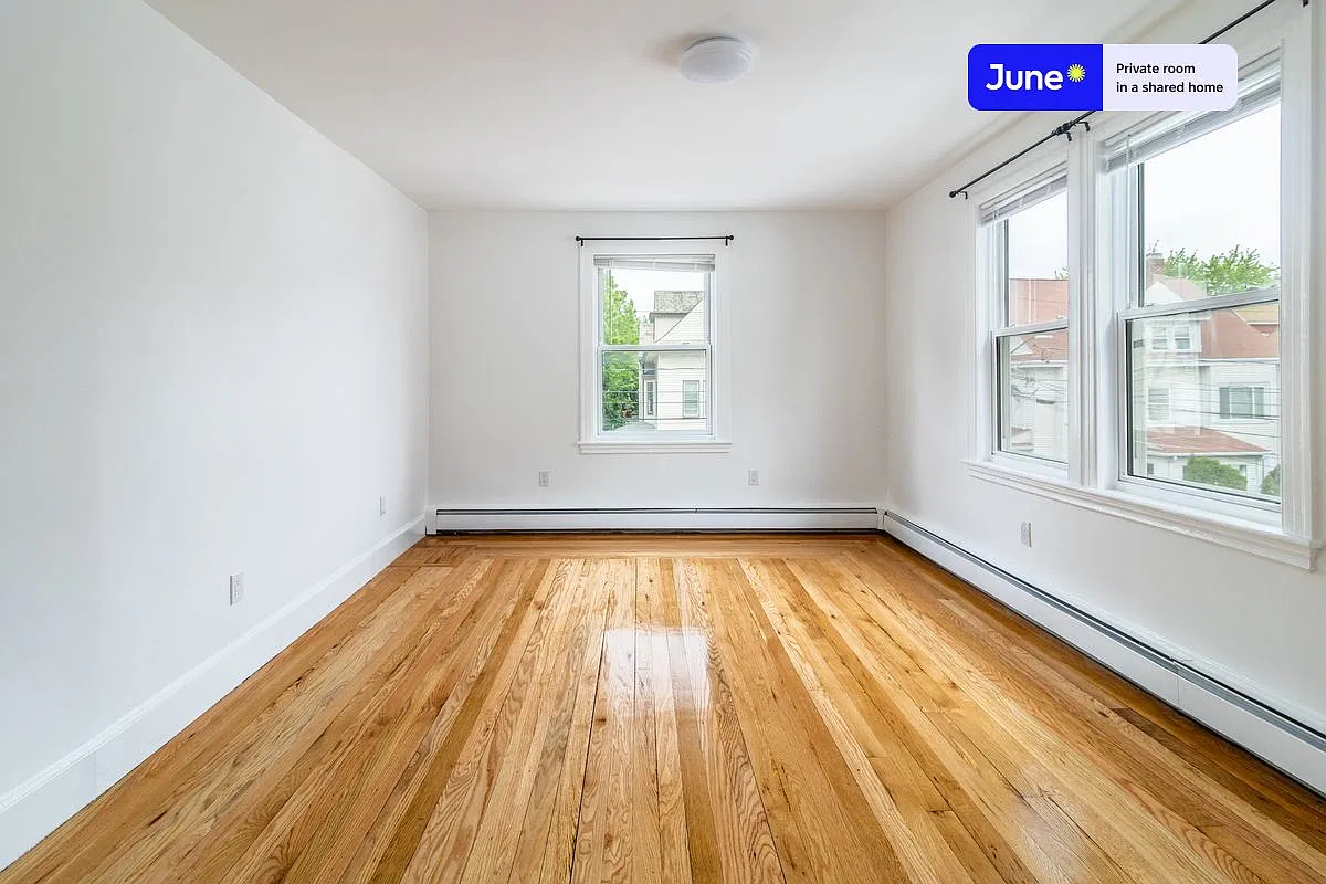 Queen bedroom in 7 bed/2 bath home in Brighton #1263 B — Photo 3