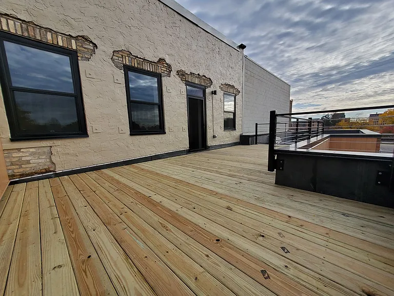 240 N Broadway — Photo 15