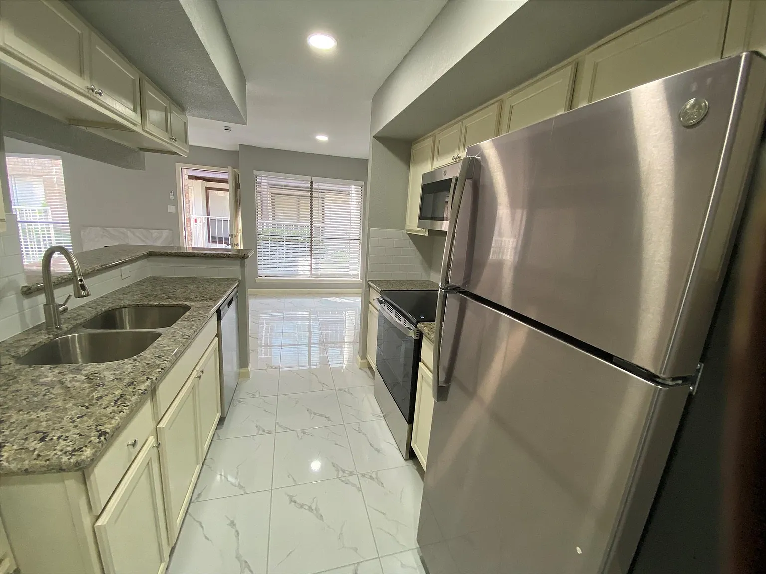 1 bed, 1.5 bath, 1029 sqft, $1,200 — Photo 2