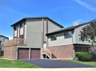 44 Lake Shore Dr, Roselle, IL 60172