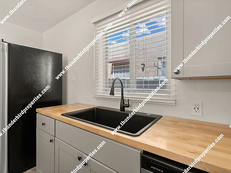 1221 San Mateo Blvd SE — Photo 4