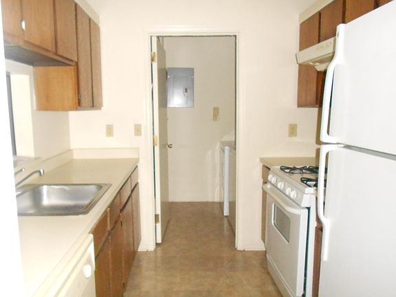 2nd image of 94 Sussex Pl #1206
