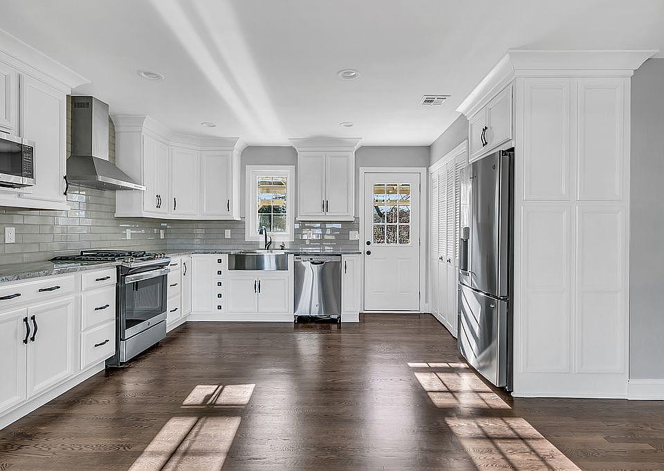 1st image of 10 Romana Ln