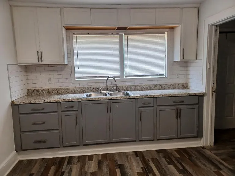 Kitchen has no dishwasher