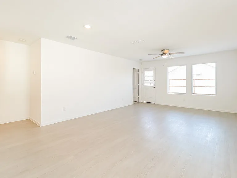 1239 Maple St — Photo 5