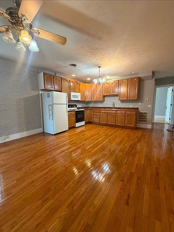 1 bed, 1.0 bath, 1100 sqft, $1,200 — Photo 1