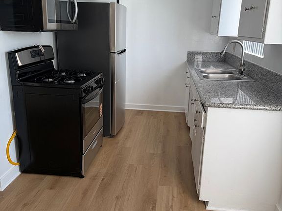 3rd image of 712 E Windsor Rd APT 21